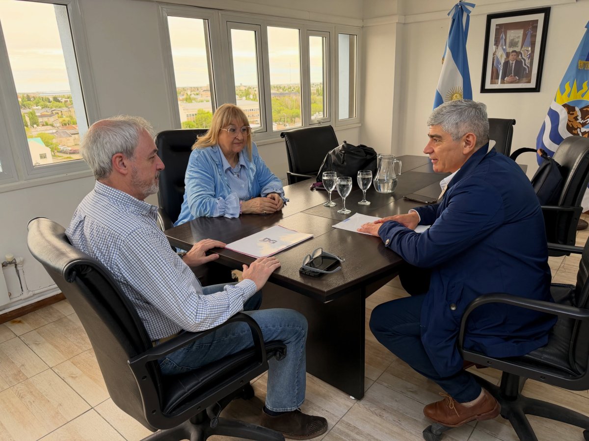 El presidente de Distrigas SA, Juan Carlos Berasaluce, la presidente de la Comisión de Fomento, Ana María Urricelqui, y su secretario privado, Julio Gaitán.