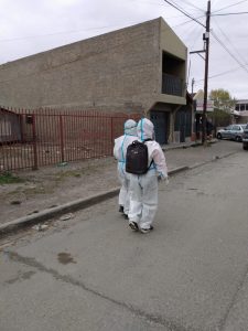 Agentes sanitarios visitan puerta a puerta el Barrio Germán Vidal en Río Gallegos