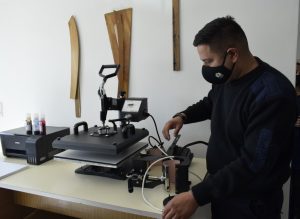 Seguridad entregó equipamiento a las áreas logísticas y de costura de la Policía de Santa Cruz