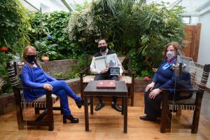 Alicia reconoció la labor de trabajador de Casa de Gobierno