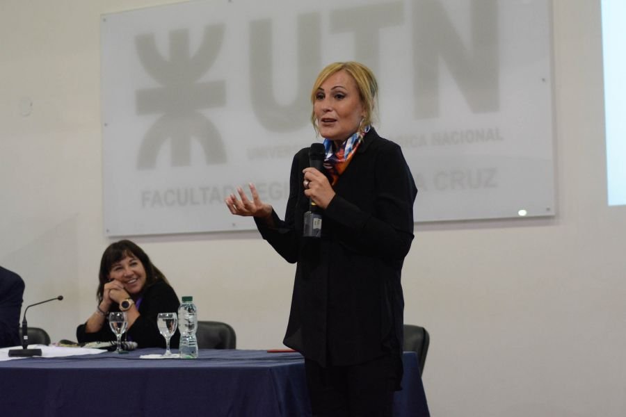 Gvirtz: “La escuela nos tiene que permitir garantizar soberanía tecnológica en el país”