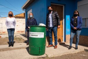 Acciones Verdes: Alicia entregó la compostera 200 a vecina de Río Gallegos