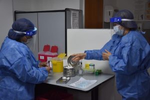 El ministro Claudio García recibió el segundo componente de la vacuna Sputnik V en el HRRG