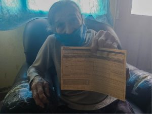 San Julián: Comenzó la vacunación de adultxs mayores con una vecina de 107 años