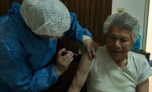 San Julián: Comenzó la vacunación de adultxs mayores con una vecina de 107 años