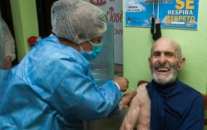 San Julián: Comenzó la vacunación de adultxs mayores con una vecina de 107 años