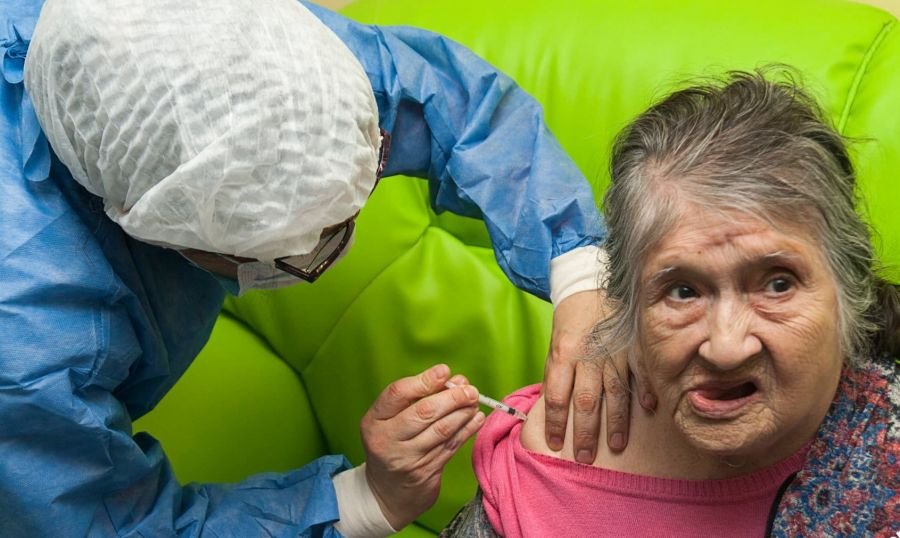 San Julián: Comenzó la vacunación de adultxs mayores con una vecina de 107 años