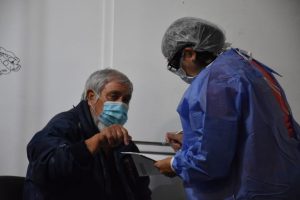 Comenzó la vacunación a mayores de 80 años en Río Gallegos y Caleta Olivia
