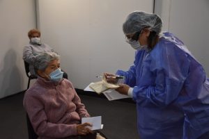 Comenzó la vacunación a mayores de 80 años en Río Gallegos y Caleta Olivia