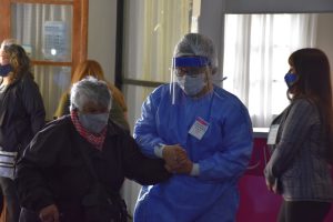 Comenzó la vacunación a mayores de 80 años en Río Gallegos y Caleta Olivia
