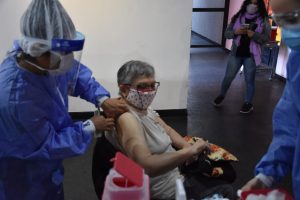 Comenzó la vacunación a mayores de 80 años en Río Gallegos y Caleta Olivia