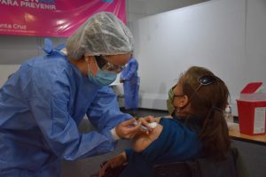 Comenzó la vacunación a mayores de 80 años en Río Gallegos y Caleta Olivia