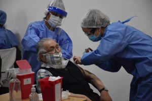 Comenzó la vacunación a mayores de 80 años en Río Gallegos y Caleta Olivia