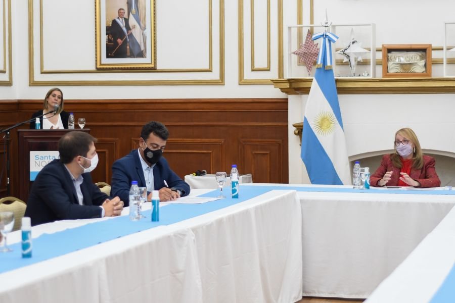 Gobierno firmó acuerdos para concretar la ejecución de obras en Puerto Deseado