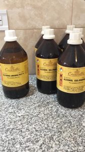 Policía Científica elabora alcohol en gel mediante el instructivo de la OMS