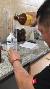 Policía Científica elabora alcohol en gel mediante el instructivo de la OMS