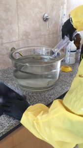 Policía Científica elabora alcohol en gel mediante el instructivo de la OMS