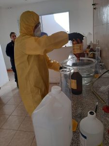 Policía Científica elabora alcohol en gel mediante el instructivo de la OMS