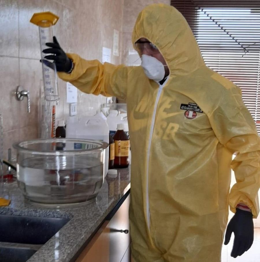 Policía Científica elabora alcohol en gel mediante el instructivo de la OMS