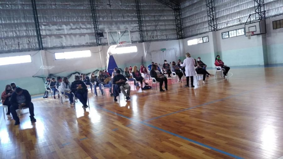 Vacunaron a docentes, directivos, auxiliares y personal de cooperativas de limpieza en Zona Norte