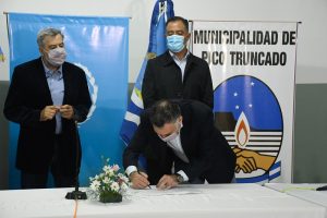 El Gobierno de Santa Cruz firmó convenios con la Municipalidad de Pico Truncado