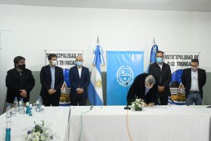 El Gobierno de Santa Cruz firmó convenios con la Municipalidad de Pico Truncado