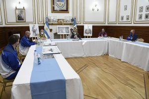 Alicia recibió a los nadadores que realizaron la travesía homenaje a tripulantes del Ara San Juan