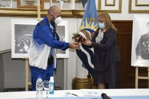 Alicia recibió a los nadadores que realizaron la travesía homenaje a tripulantes del Ara San Juan