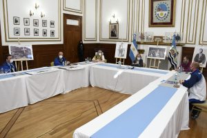 Alicia recibió a los nadadores que realizaron la travesía homenaje a tripulantes del Ara San Juan