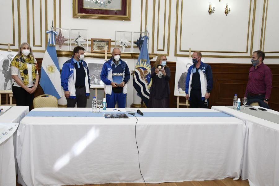 Alicia recibió a los nadadores que realizaron la travesía homenaje a tripulantes del Ara San Juan