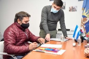 El Consejo Provincial de Educación firmó contratos con empresas adjudicatarias de licitaciones