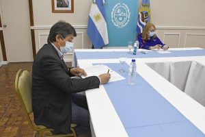 El Gobierno de Santa Cruz firmó convenio para implementar un Centro Informático en la provincia