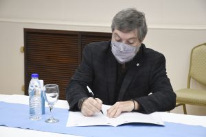 El Gobierno de Santa Cruz firmó convenio para implementar un Centro Informático en la provincia