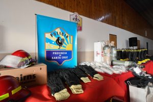 El Gobierno efectivizó la entrega de equipamiento a la Superintendencia de Bomberos de la provincia