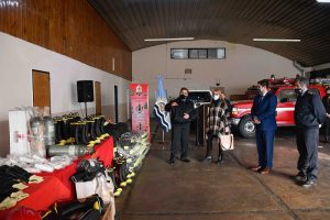 El Gobierno efectivizó la entrega de equipamiento a la Superintendencia de Bomberos de la provincia