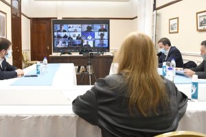 El Gobierno presentó licitaciones y firmó acuerdos para obras en localidades de Santa Cruz
