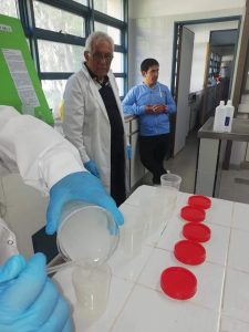 La Escuela Agropecuaria Nº 1 enseña a sus alumnos a elaborar alcohol en gel