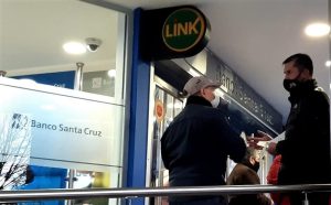 Acompañaron a jubilados y jubiladas que percibieron el aguinaldo