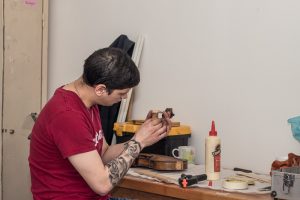 Taller de Luthería: La Escuela Re Si continúa desarrollando las actividades de cuidado de instrumentos