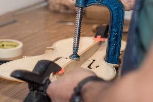 Taller de Luthería: La Escuela Re Si continúa desarrollando las actividades de cuidado de instrumentos