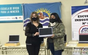 Entregaron notebooks a estudiantes de escuelas técnicas de la provincia