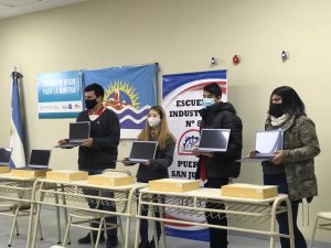 Entregaron notebooks a estudiantes de escuelas técnicas de la provincia