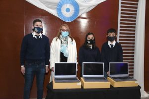 Entregaron notebooks a estudiantes de escuelas técnicas de la provincia