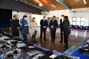Alicia acompañó la entrega de insumos a la Policía de Santa Cruz