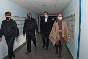 Alicia acompañó la entrega de insumos a la Policía de Santa Cruz