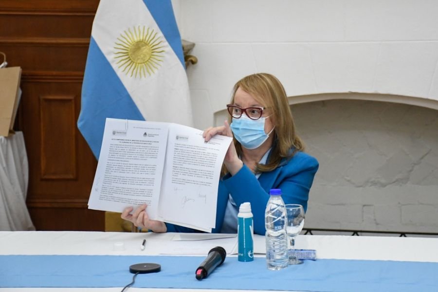 La Gobernadora encabezó la firma de convenios para el fortalecimiento del Polo Tecnológico de Santa Cruz