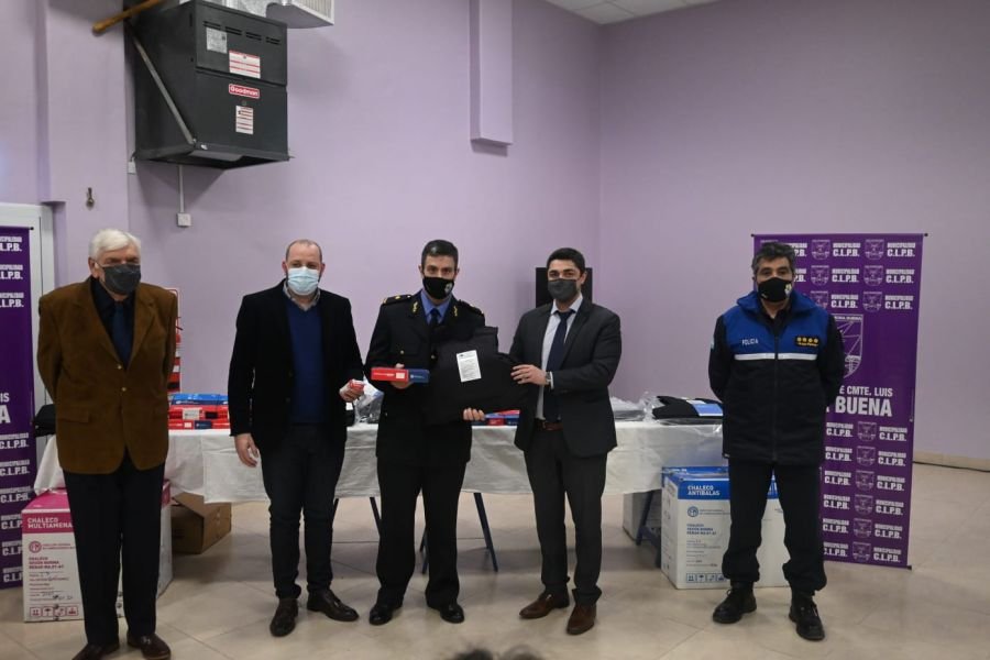 Entrega de equipamiento para la Policía de Puerto Santa Cruz y Piedra Buena