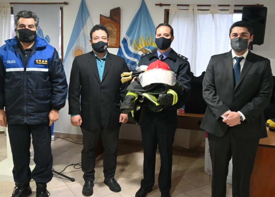 Culminó la entrega de equipamiento para policías de El Chaltén y El Calafate