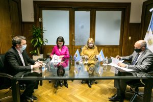 Alicia firmó convenios para obras en terminales, puerto y aeropuertos en Santa Cruz