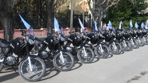 Seguridad hizo entrega de motos, cascos y vestimenta para la Policía de Santa Cruz